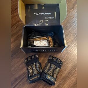 Powerhandz Black and Gold Weighted Gloves